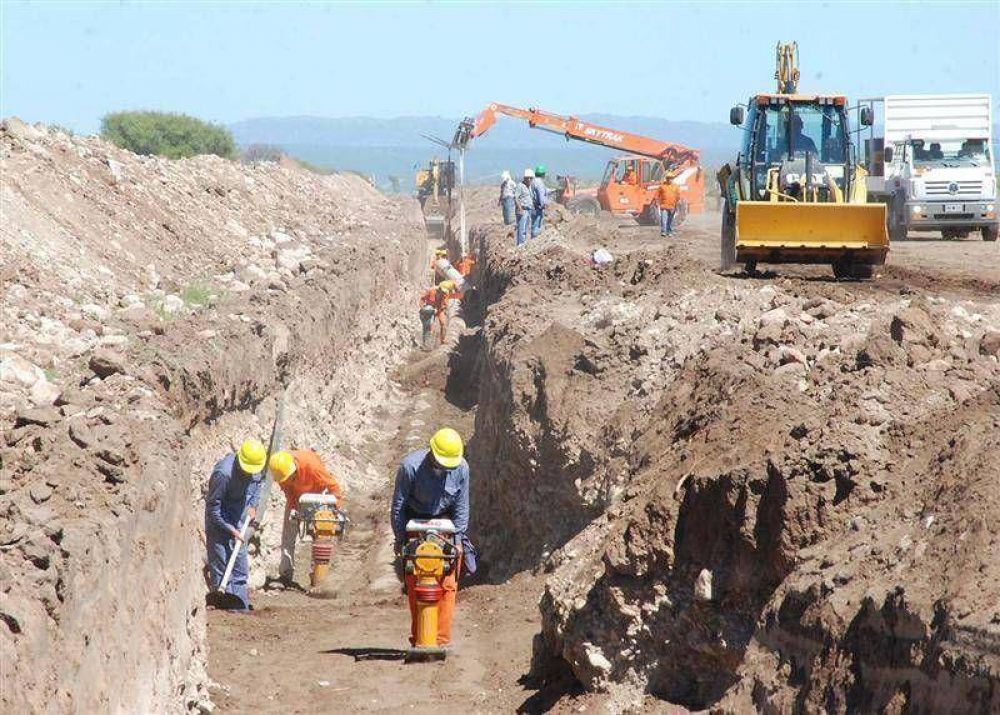 Multaron a un productor por robar agua para llenar una represa