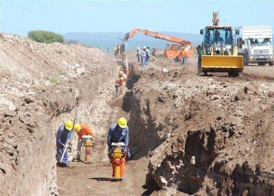 Multaron a un productor por robar agua para llenar una represa