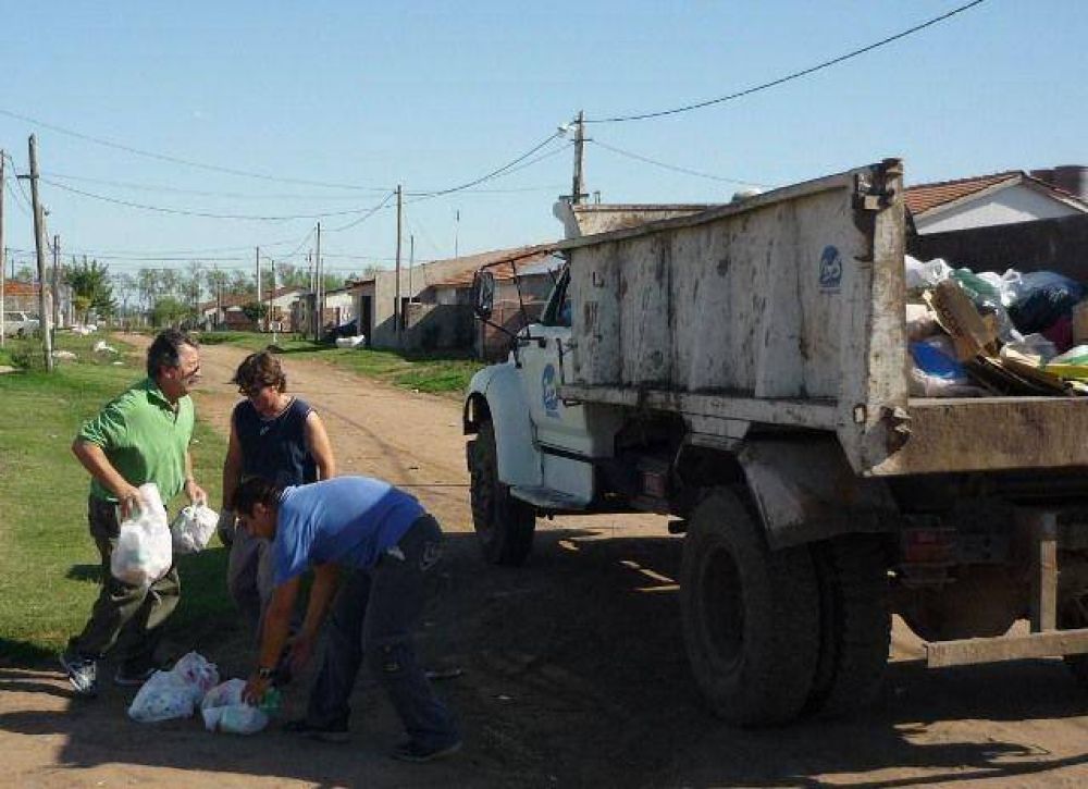 EL INTENDENTE Y SUS FUNCIONARIOS RECOLECTANDO BASURA