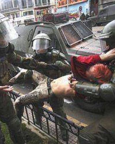 Palos de carabineros a los estudiantes
