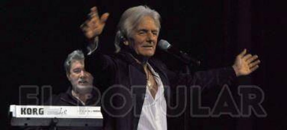 M�s de 200 fan�ticas dijeron presente en el recital de Sergio Denis