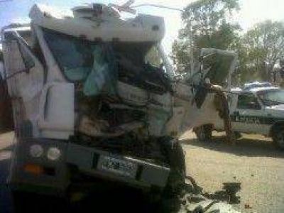 Bah�a Blanca: Dos choferes atrapados tras choque de camiones