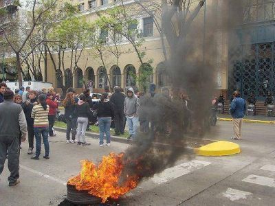 Corte y reclamo por vivienda frente a la Municipalidad de Vicente L�pez
