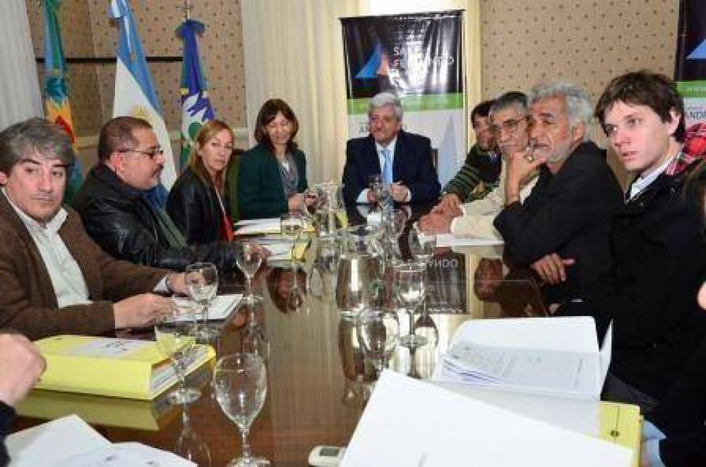 Andreotti firm� un convenio de pasant�as para alumnos de escuelas secundarias de la ciudad