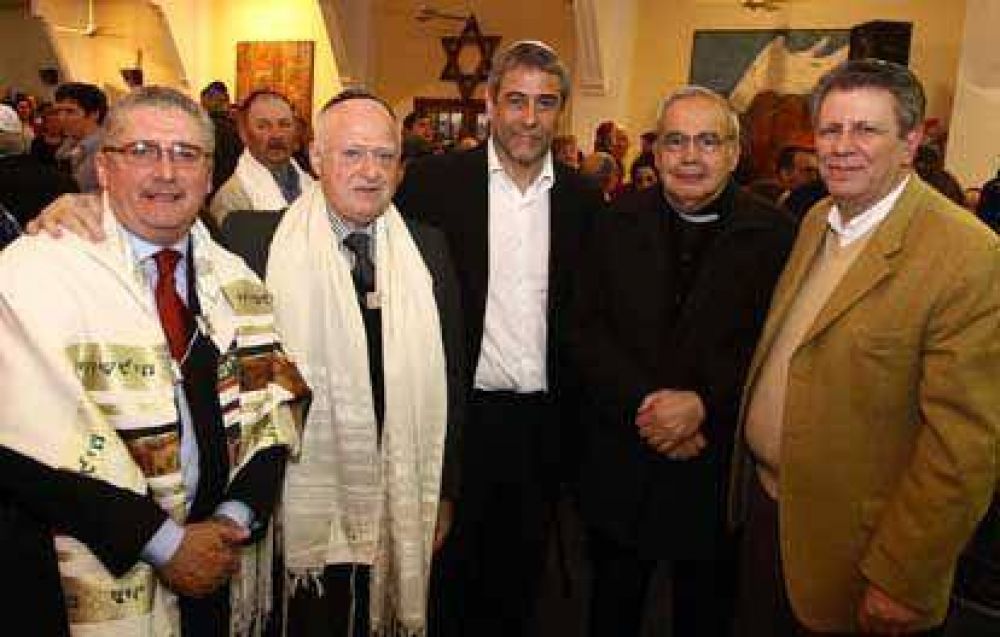 El Intendente Ferraresi particip� de la ceremonia jud�a de Nehila
