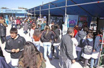 Estudiantes secundarios recordaron a las v�ctimas de �La noche de los l�pices�
