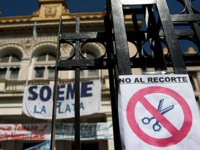 Gobierno bonaerense llam� a un desalojo pac�fico del Ministerio de Educaci�n