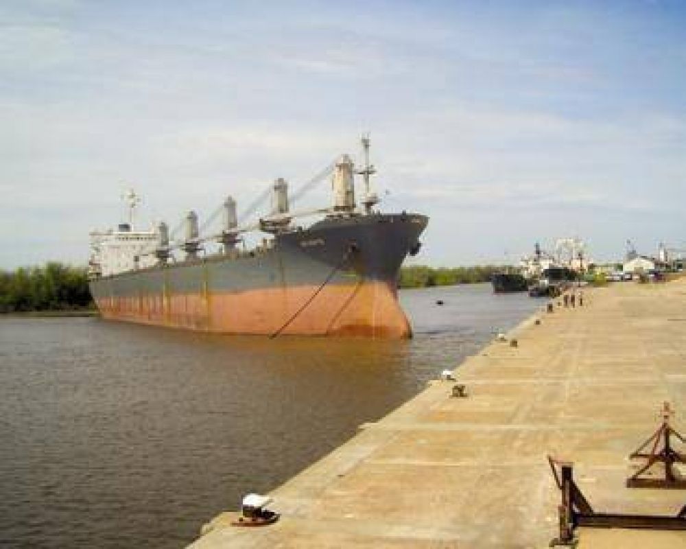 Otro buque carga arroz en el puerto