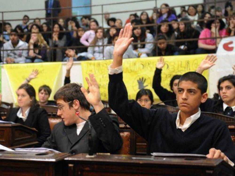 Son del secundario y ocuparon las bancas de los concejales para debatir la no violencia