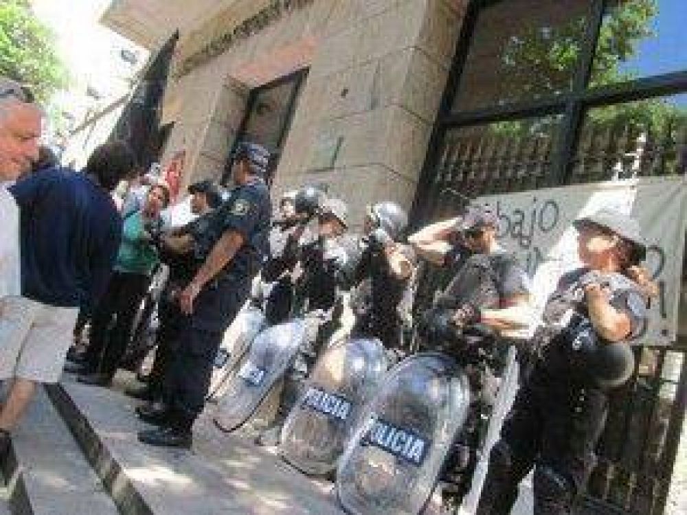 Estudiantes reclamaron frente al municipio