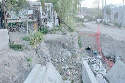 Contaminaci�n y peligrosa abertura del pluvial en barrio Laprida