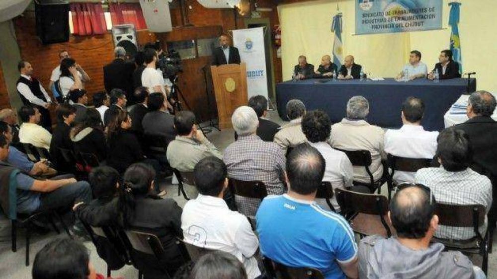 Buzzi encabez� la apertura de licitaci�n para la construcci�n de 24 viviendas para trabajadores de la alimentaci�n