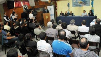 Buzzi encabez� la apertura de licitaci�n para la construcci�n de 24 viviendas para trabajadores de la alimentaci�n