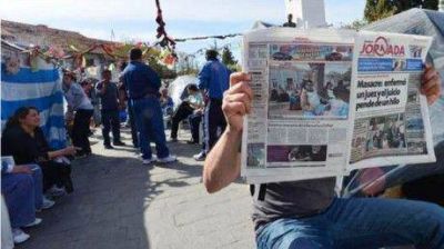 Los polic�as siguen acampando con una fuerte presencia policial luego de haberse encadenados