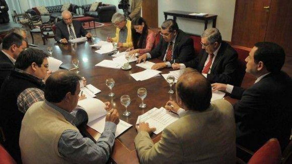 Oficialistas bautizar�n una escuela con el nombre de Le�n Alperovich  