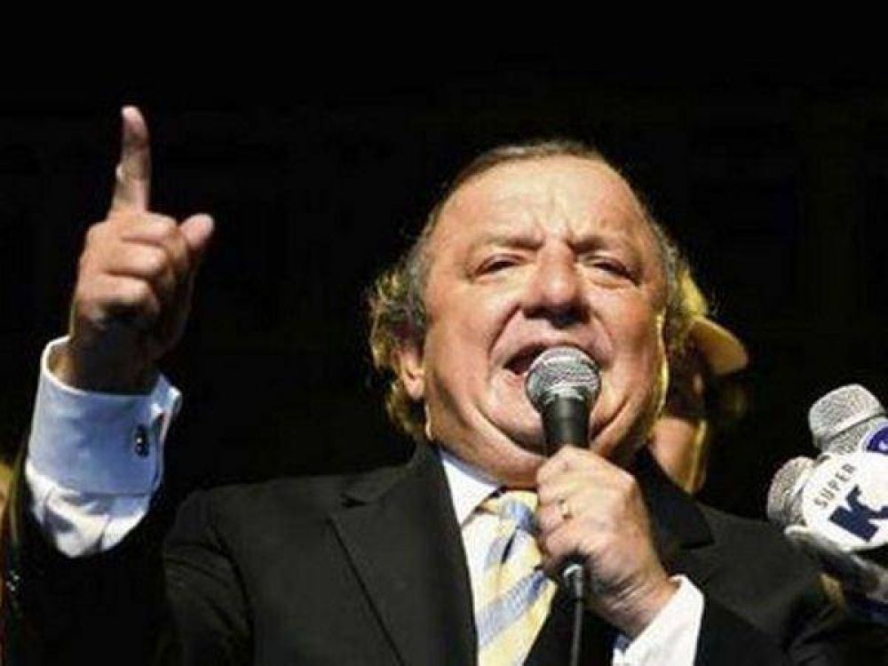 Ecuador presiona con impuestos al rival de Correa