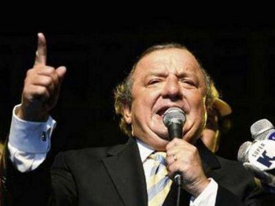 Ecuador presiona con impuestos al rival de Correa