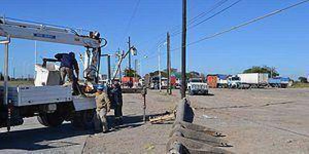 Varias localidades sin energ�a al chocar cami�n con postes de luz