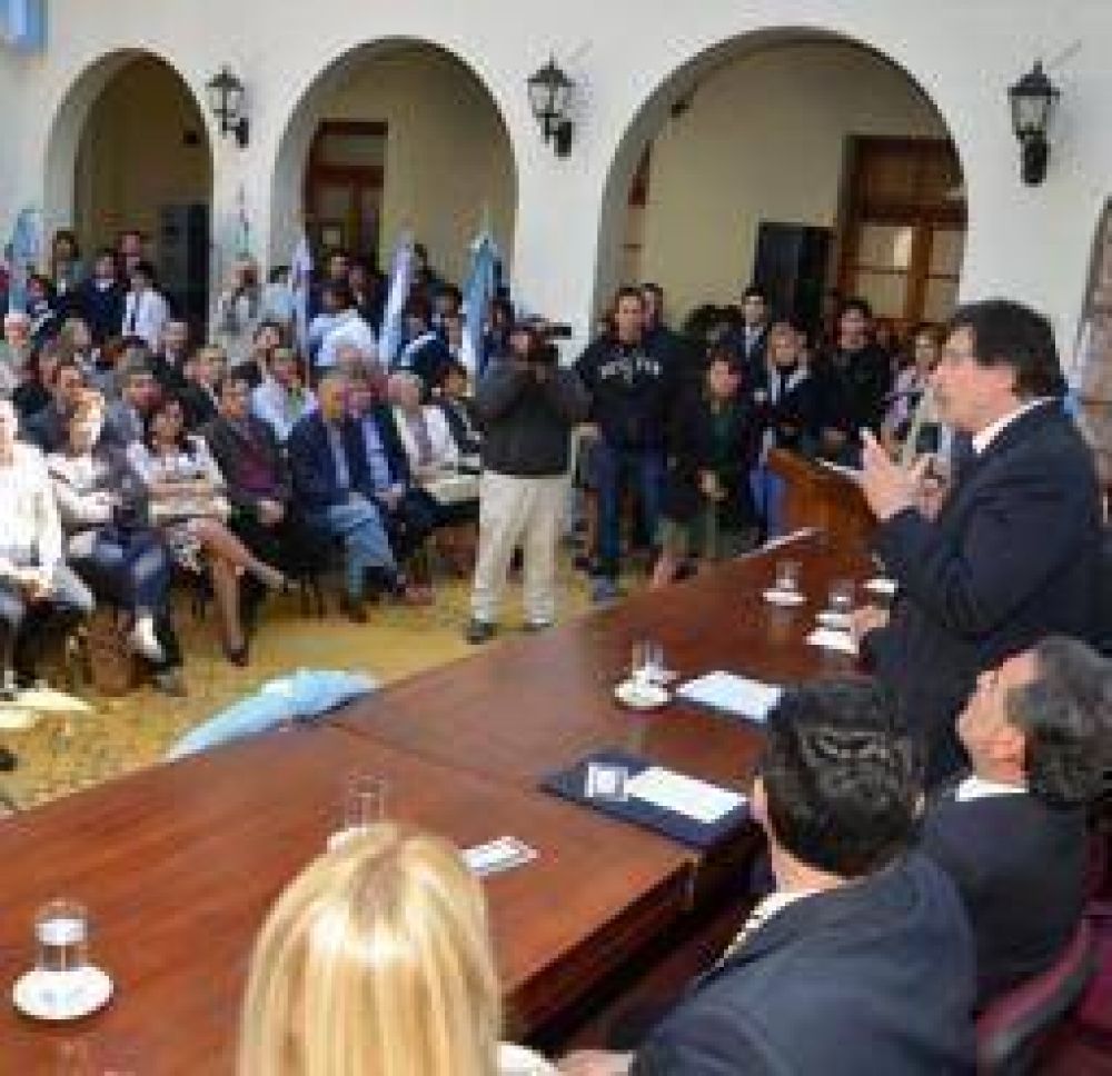Sileoni elogi� las pol�ticas educativas que implementa La Rioja