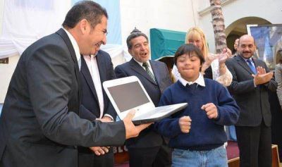 Flores: "Con la Educaci�n estamos construyendo una Rioja y una Argentina distinta"