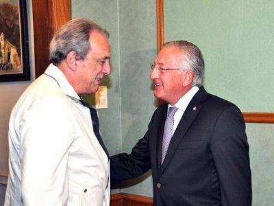 El ex piloto Juan Mar�a Traverso  Visita la provincia   