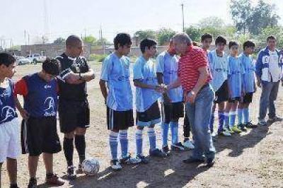 Infante presidi� apertura de una jornada deportiva 