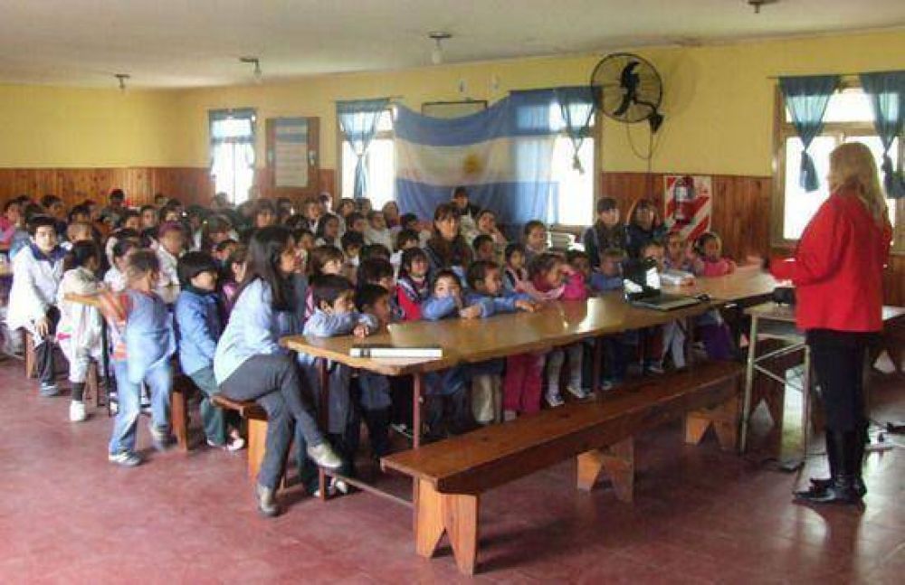 El Programa �La Biblioteca va a la escuela� visit� Establecimientos Educativos del Sector Isle�o