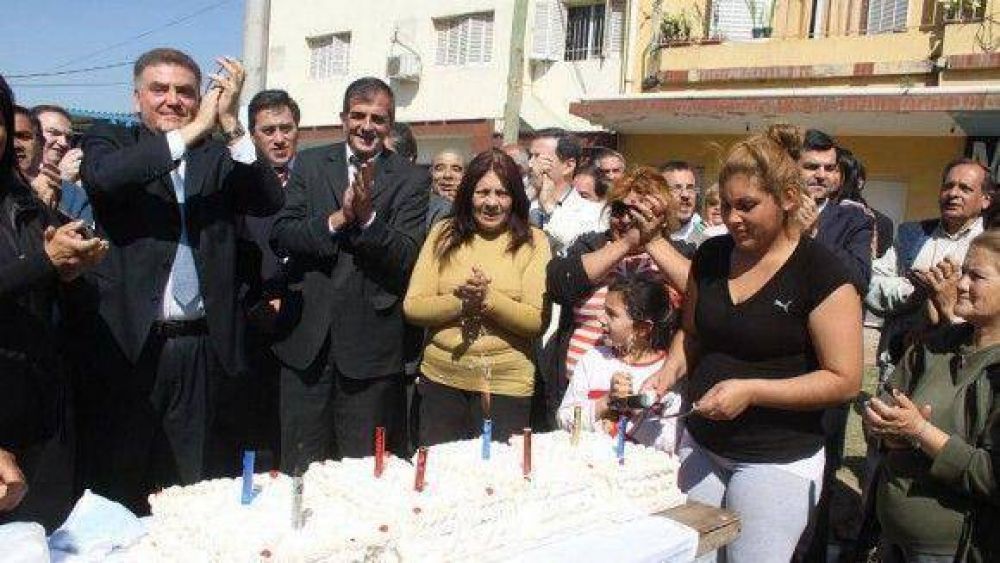 La Ciudad se visti� de fiesta para celebrar sus 327 a�os  