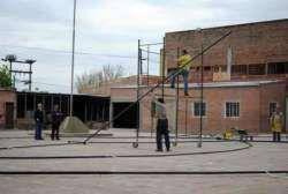 Alumnos de Barranqueras construyen grandes estructuras	