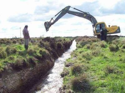 Trabajos para acondicionar caminos en Chillar
