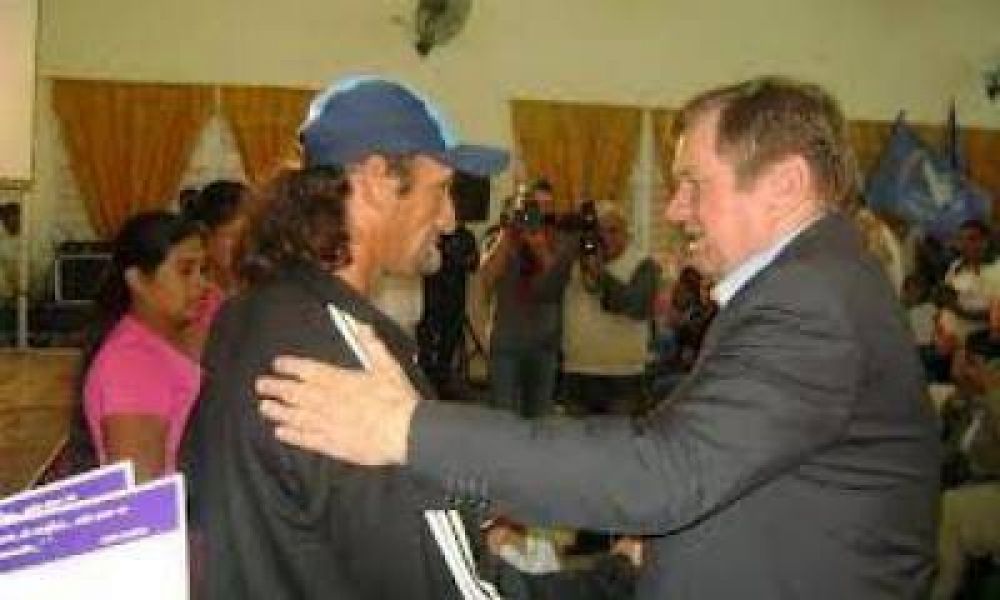 Cuestiono a radicales por propiciar "medidas demag�gicas sin sustento"
