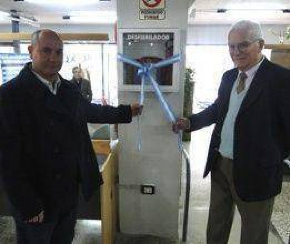 Se instal� un desfibrilador en el CEMAC  