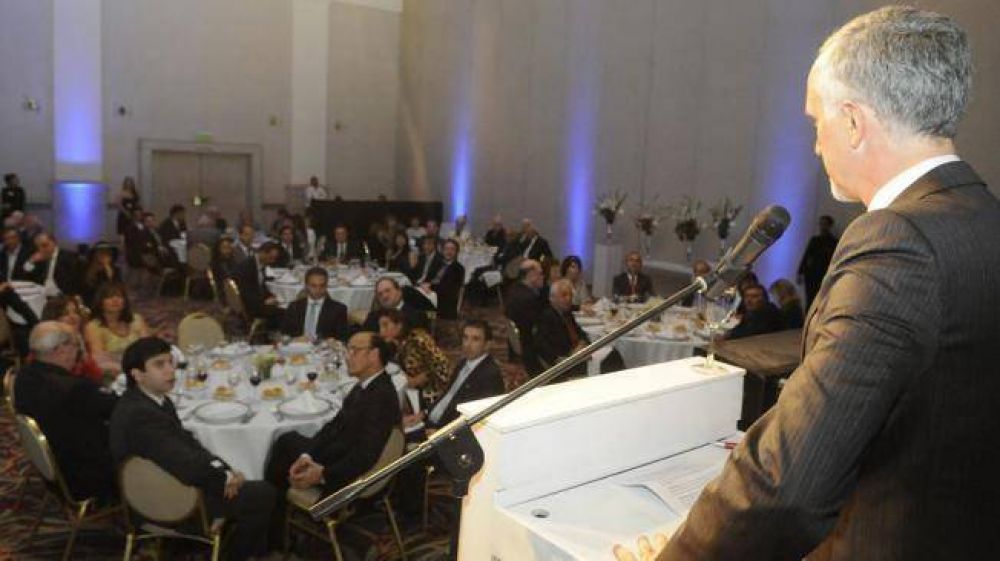 "Gobernantes no pueden elegir qu� medios atender y con cu�les convivir"