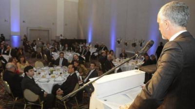 "Gobernantes no pueden elegir qu� medios atender y con cu�les convivir"
