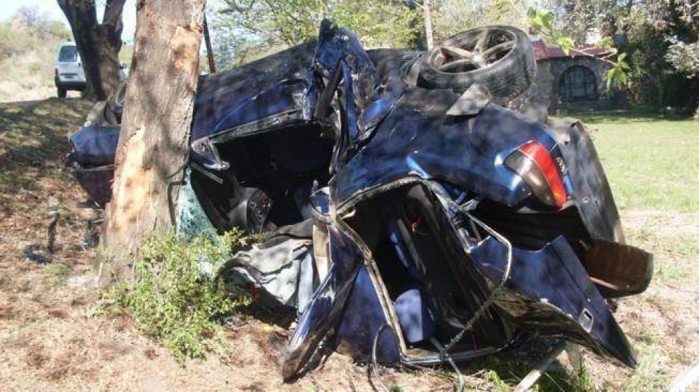 La Granja: auto dio varios tumbos y muri� una joven