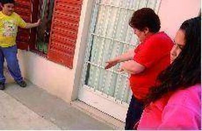 Abandonan a una beba de dos d�as en una caja de zapatillas: est� bien