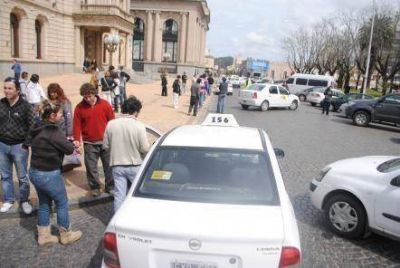 Clausura a teletaxi desencadena una fuerte protesta en la Municipalidad
