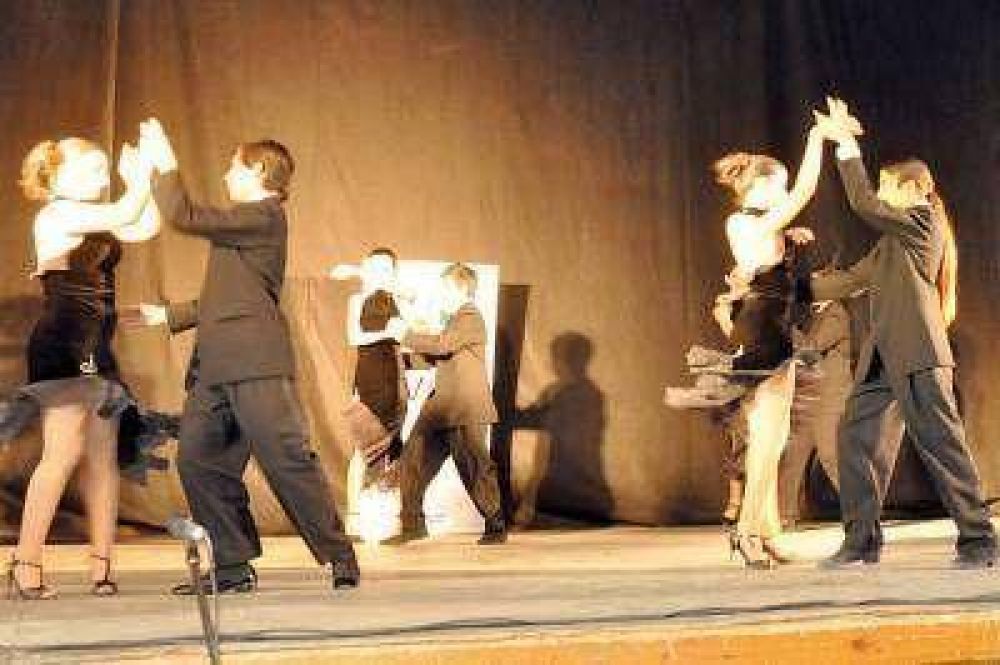 M�s de 260 j�venes participaron en cierre de los cert�menes culturales Evita