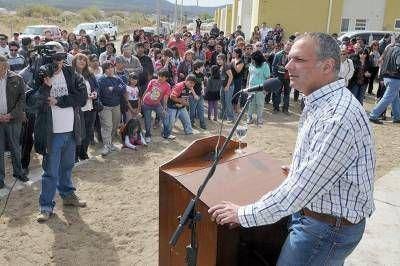 Buzzi entreg� casas en Diadema y firm� por el intertrabado del barrio Moreno