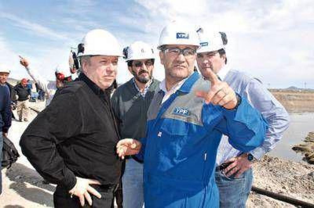 Peralta visit� la zona donde se produjo el derrame de petr�leo