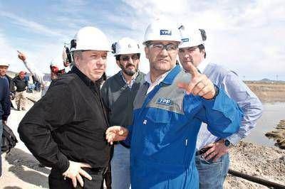 Peralta visit� la zona donde se produjo el derrame de petr�leo