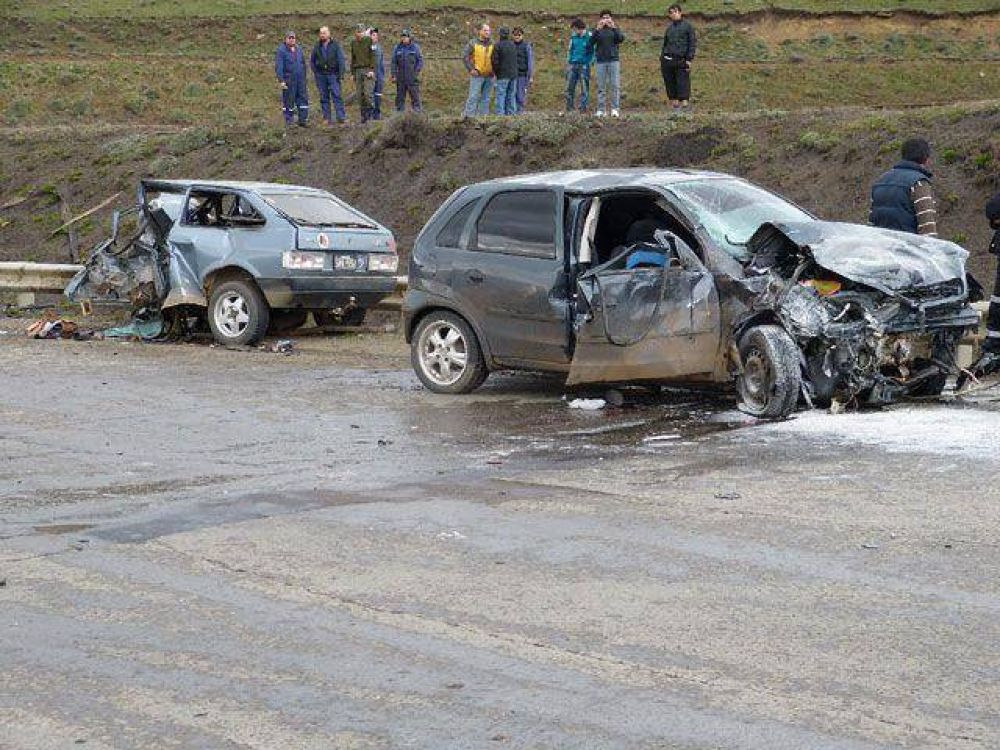 Un muerto y 5 heridos en violento choque