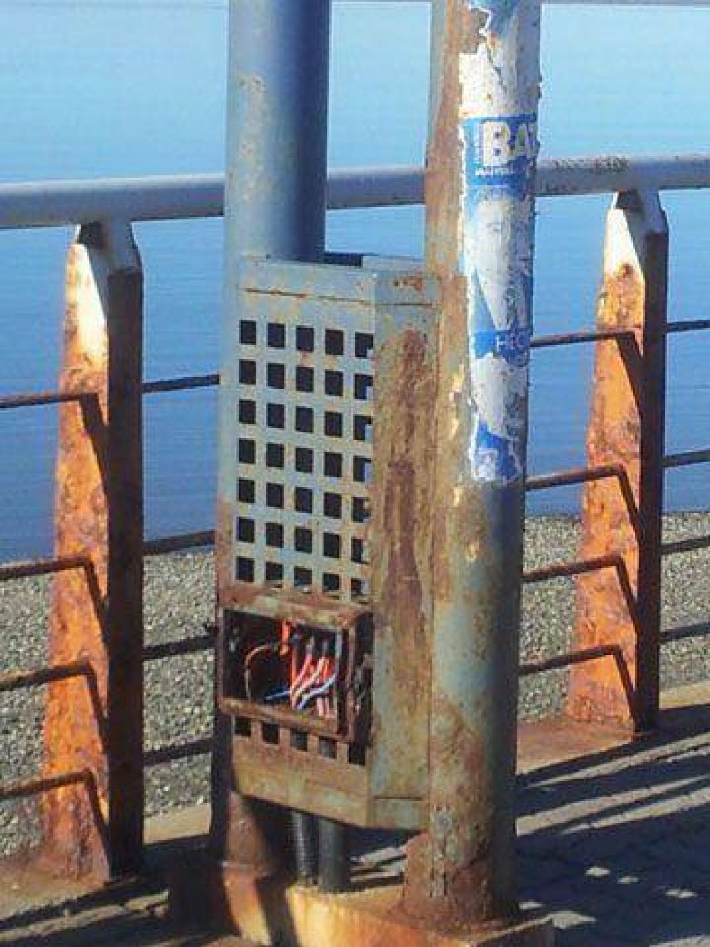 Advierten a Osorio por columnas de alumbrado p�blico en la costanera