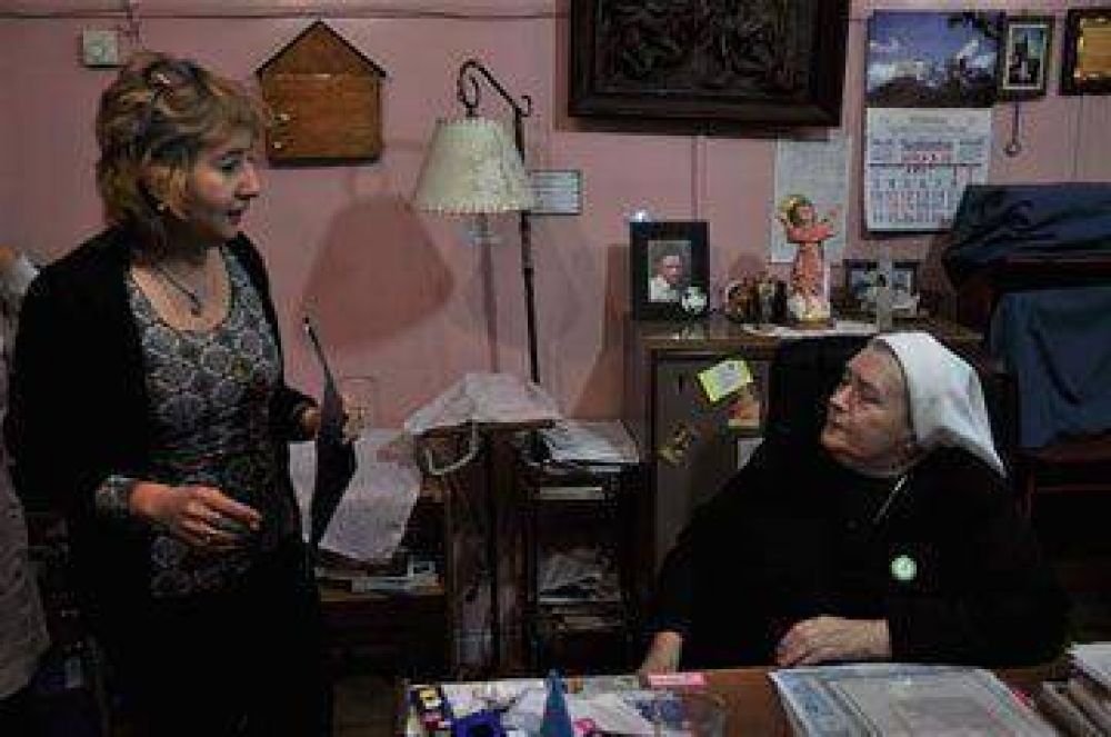 R�o Turbio: El Municipio entreg� 200 mil pesos al Colegio Santa Cruz 