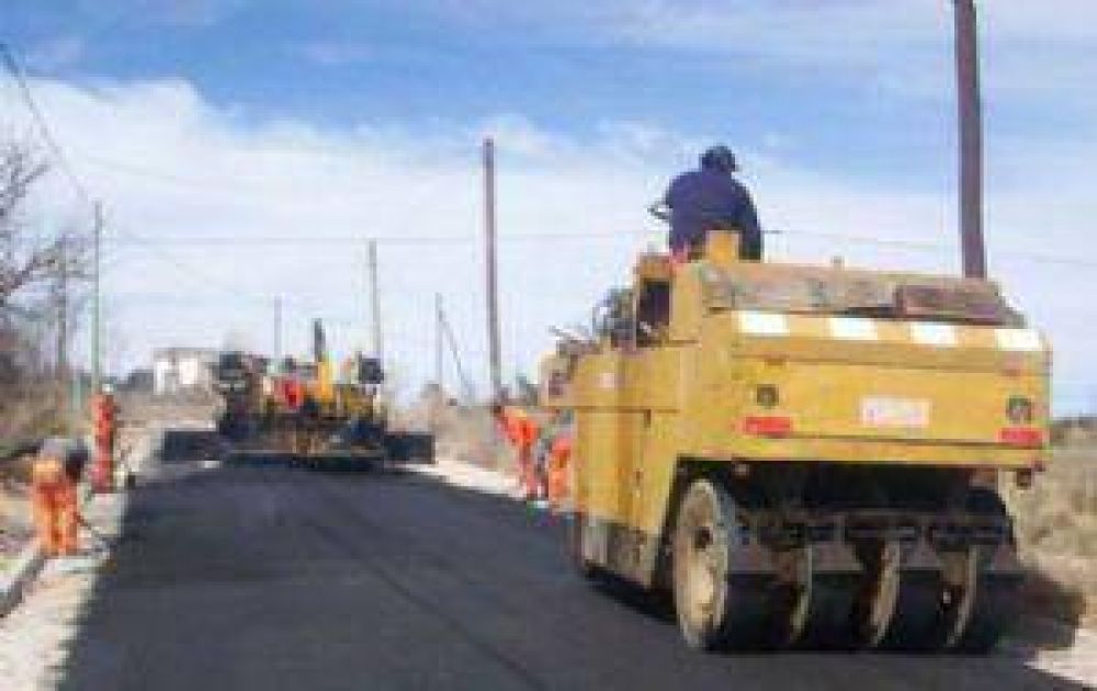 Continu�n pavimentando el casco urbano