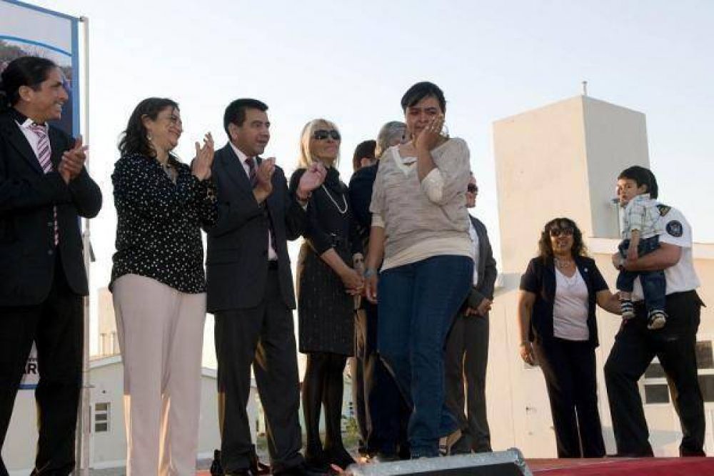 40 familias cumplieron el sue�o de la casa propia