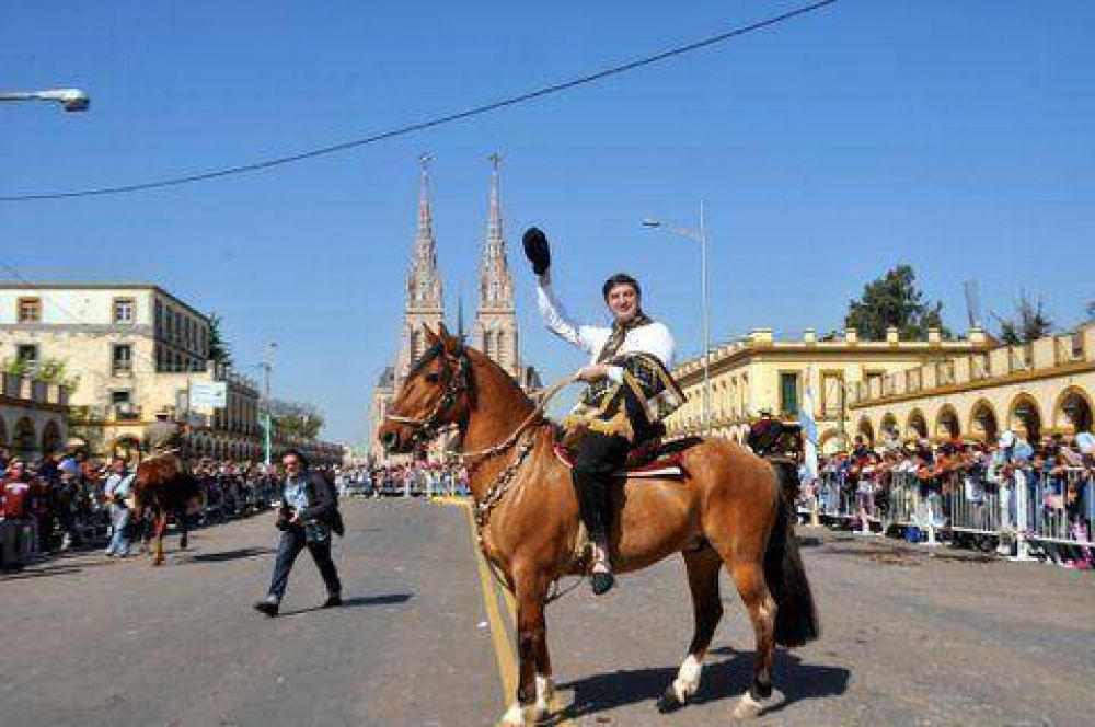 El intendente Oscar Luciani desfil� a caballo