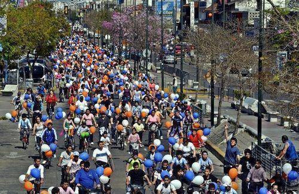 Una multitud en la Bicicleteada Familiar en San Fernando