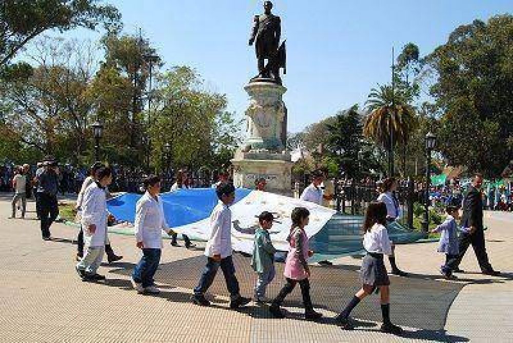 Brown: Giustozzi present� y jur� la flamante bandera del municipio