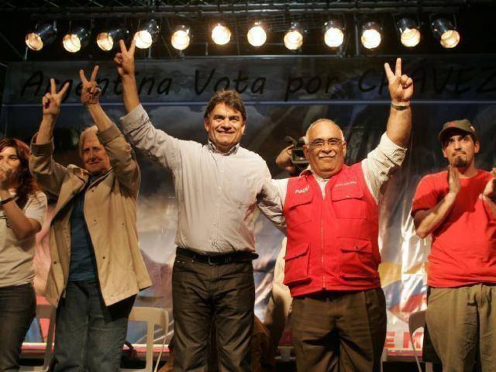 Masivo acto en apoyo a Ch�vez